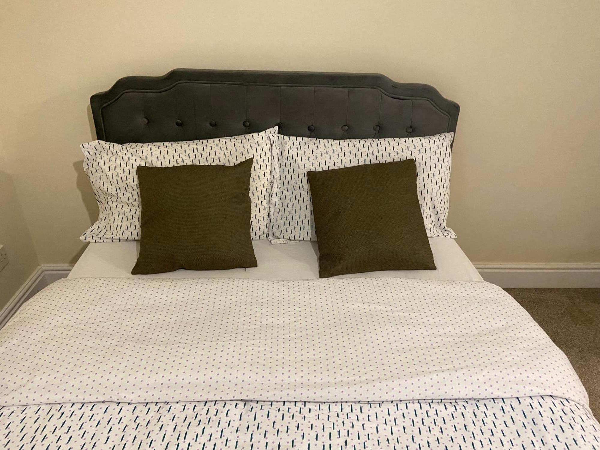 Large Double Bed And Bathroom Oxford Buitenkant foto